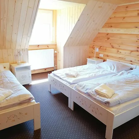 Дерев'яний котедж Za Lesikom